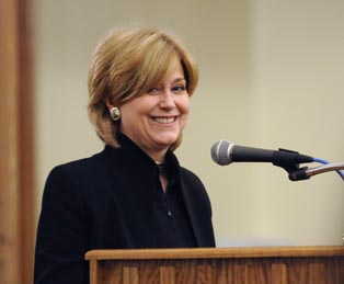 Jane Pauley smiling while delivering and Ubben Lecture